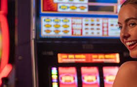 Giao diện ứng dụng banca trên smartphone với chức năng cược thể thao và casino